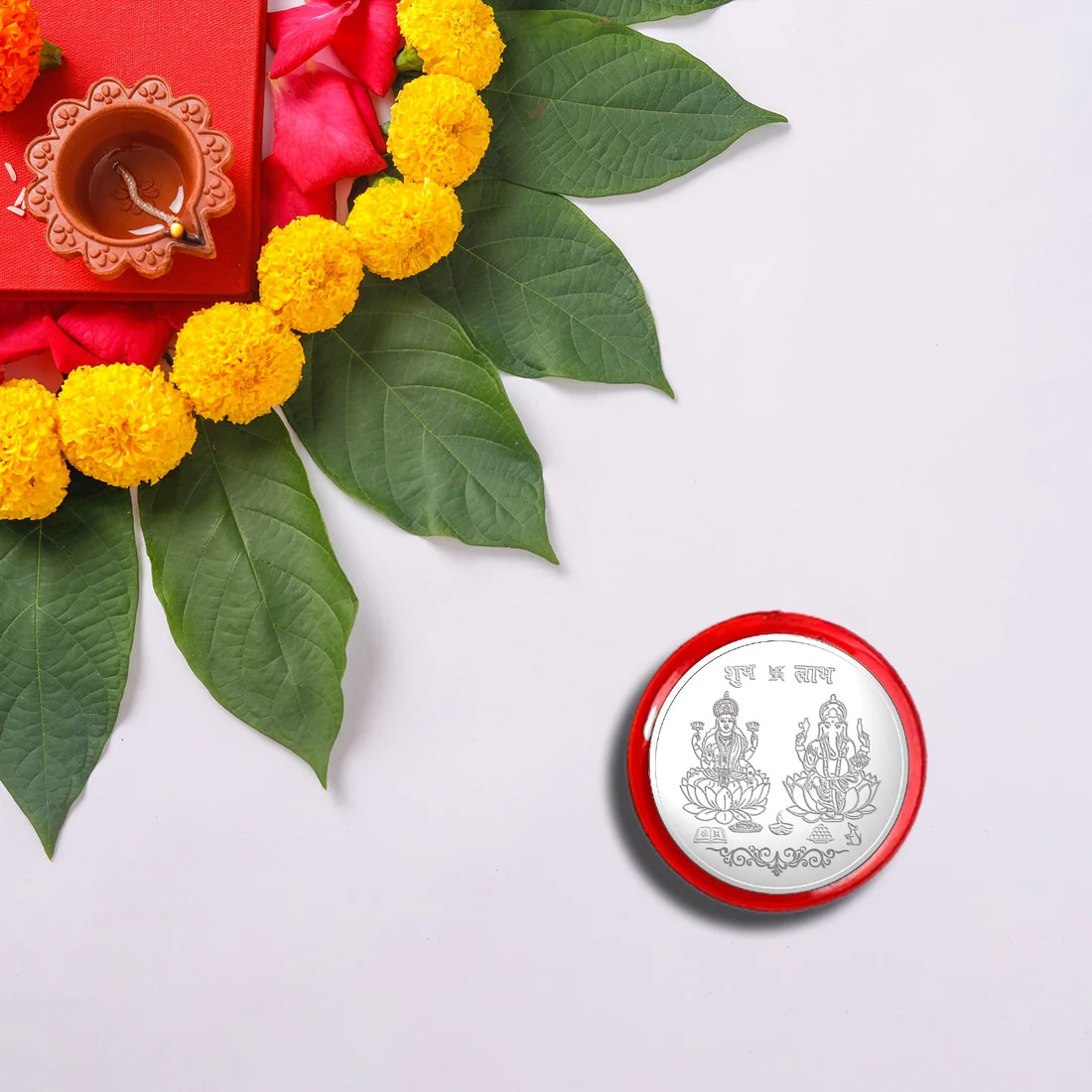 Purpledip Rakhi cesto per Bhaiya & Bhabhi: marmo Ganesha, set di 2 designer Rakhi & di buon auspicio Roli Chawal in rosso Paan imballaggio (RAKHI1 C